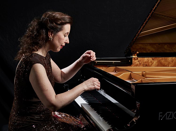 Pianist Angela Hewitt. Photo by Keith Saunders. Pianist Angela Hewitt. Photo by Keith Saunders.